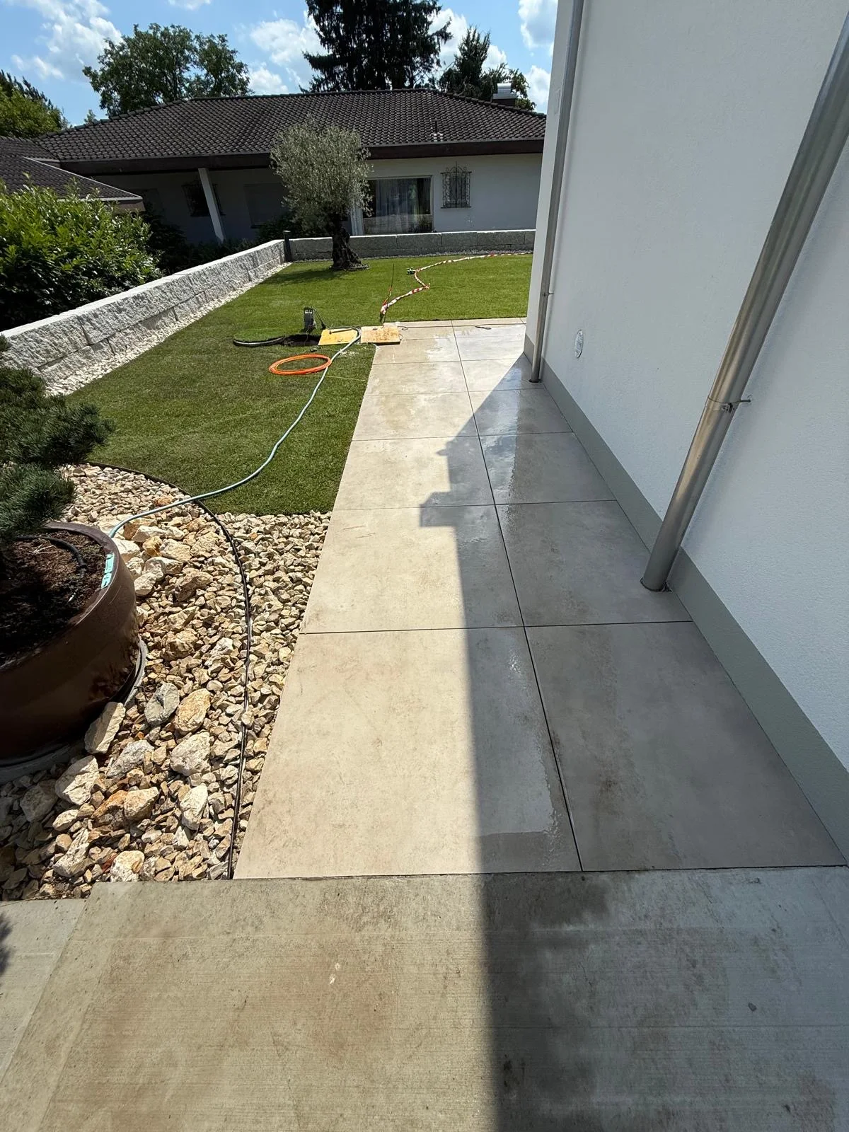 Gartenweg und Aussenplatten – PjetriBau Projekt